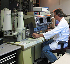 JEOL T300 electron microscope with energy dispersive spectrometer. Arizona lab.